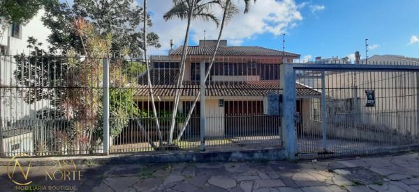 Casa à venda com 3 quartos, 261m², 1 suíte, 4 vagas, Rua Estevao Cruz no bairro Cristal em Porto Alegre