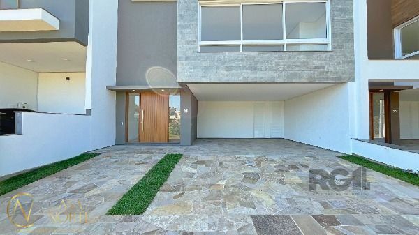 Casa de Condomínio à venda com 3 quartos, 254m², 3 suítes, 2 vagas, Rua Ivo Walter Kern no bairro Hípica em Porto Alegre