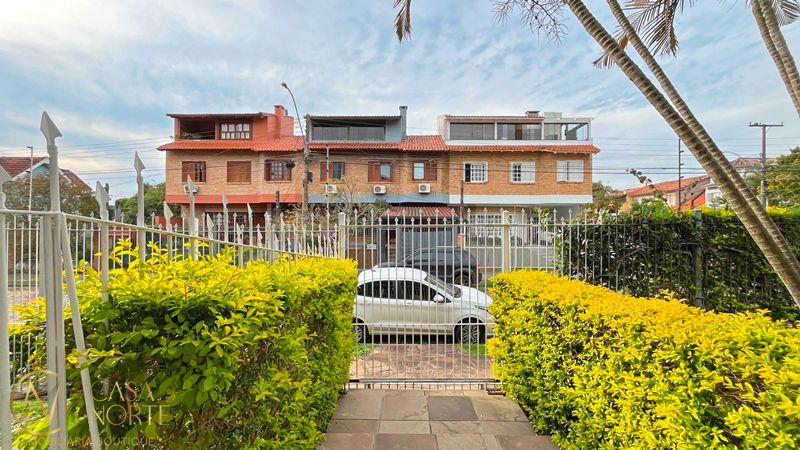 Casa à venda com 3 quartos, 285m², 1 suíte, 4 vagas, Rua Paulo Derly Strehl no bairro Espírito Santo em Porto Alegre