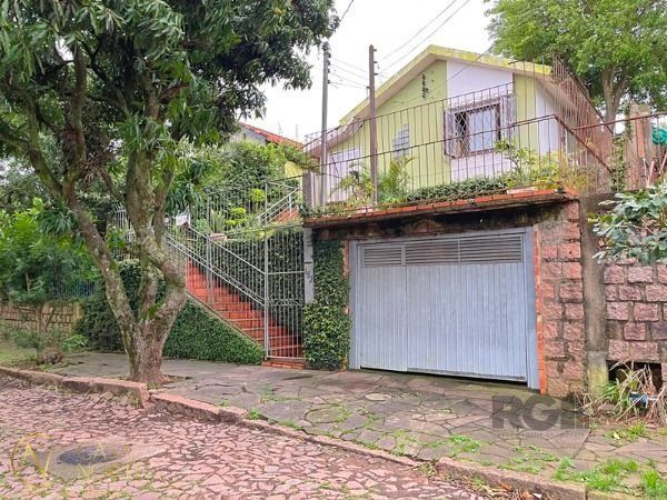 Casa à venda com 4 quartos, 180m², 1 suíte, 1 vaga, Rua Vinte e um de Agosto no bairro Cavalhada em Porto Alegre