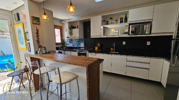 Casa à venda com 3 quartos, 120m², 1 suíte, 2 vagas, Rua Fernando Jorge Schneider no bairro Hípica em Porto Alegre