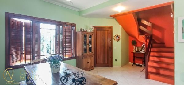 Casa à venda com 3 quartos, 169m², 1 suíte, 2 vagas, Rua Edgar Luiz Schneider no bairro Ipanema em Porto Alegre