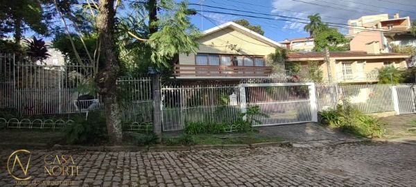 Casa à venda com 5 quartos, 430m², 1 suíte, 5 vagas, Rua Doutor David de Azevedo Gusmao no bairro Jardim Isabel em Porto Alegre