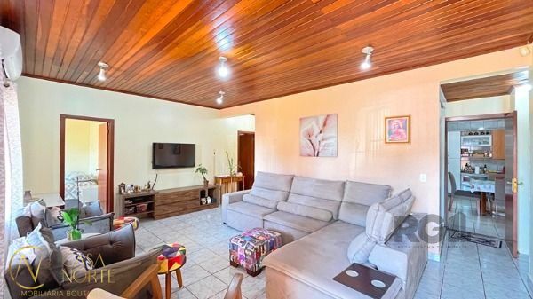 Casa à venda com 4 quartos, 200m², 4 vagas, Rua Wenceslau Fontoura no bairro Restinga em Porto Alegre