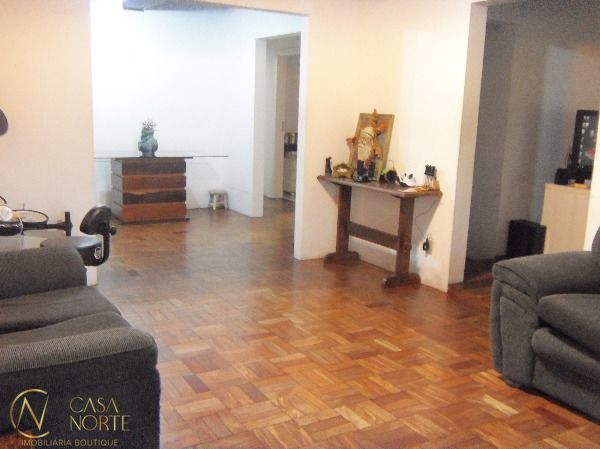 Casa à venda com 4 quartos, 275m², 2 vagas, Rua Urussanga no bairro Guarujá em Porto Alegre