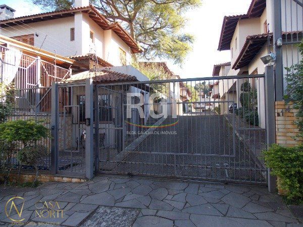 Casa à venda com 4 quartos, 334m², 1 suíte, 2 vagas, Travessa Pedra Redonda no bairro Ipanema em Porto Alegre