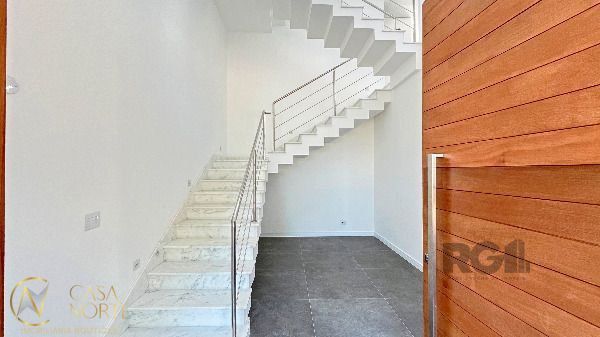 Casa de Condomínio à venda com 3 quartos, 256m², 3 suítes, 2 vagas, Rua Ivo Walter Kern no bairro Hípica em Porto Alegre