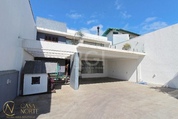 Casa à venda com 4 quartos, 400m², 2 suítes, 4 vagas, Rua Jacunda no bairro Guarujá em Porto Alegre