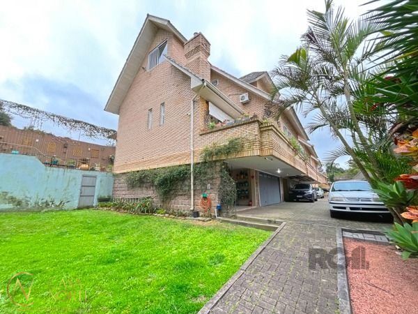 Casa de Condomínio à venda com 3 quartos, 322m², 1 suíte, 2 vagas, Rua Doutor Arnaldo da Silva Ferreira no bairro Jardim Isabel em Porto Alegre