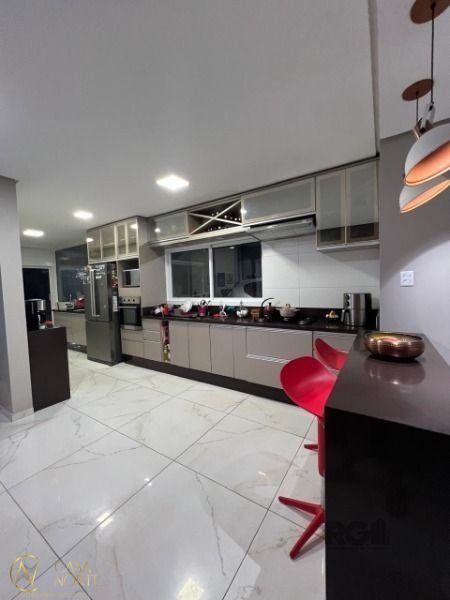 Casa à venda com 5 quartos, 513m², 1 suíte, 4 vagas, Avenida João Antônio Silveira no bairro Lomba do Pinheiro em Porto Alegre