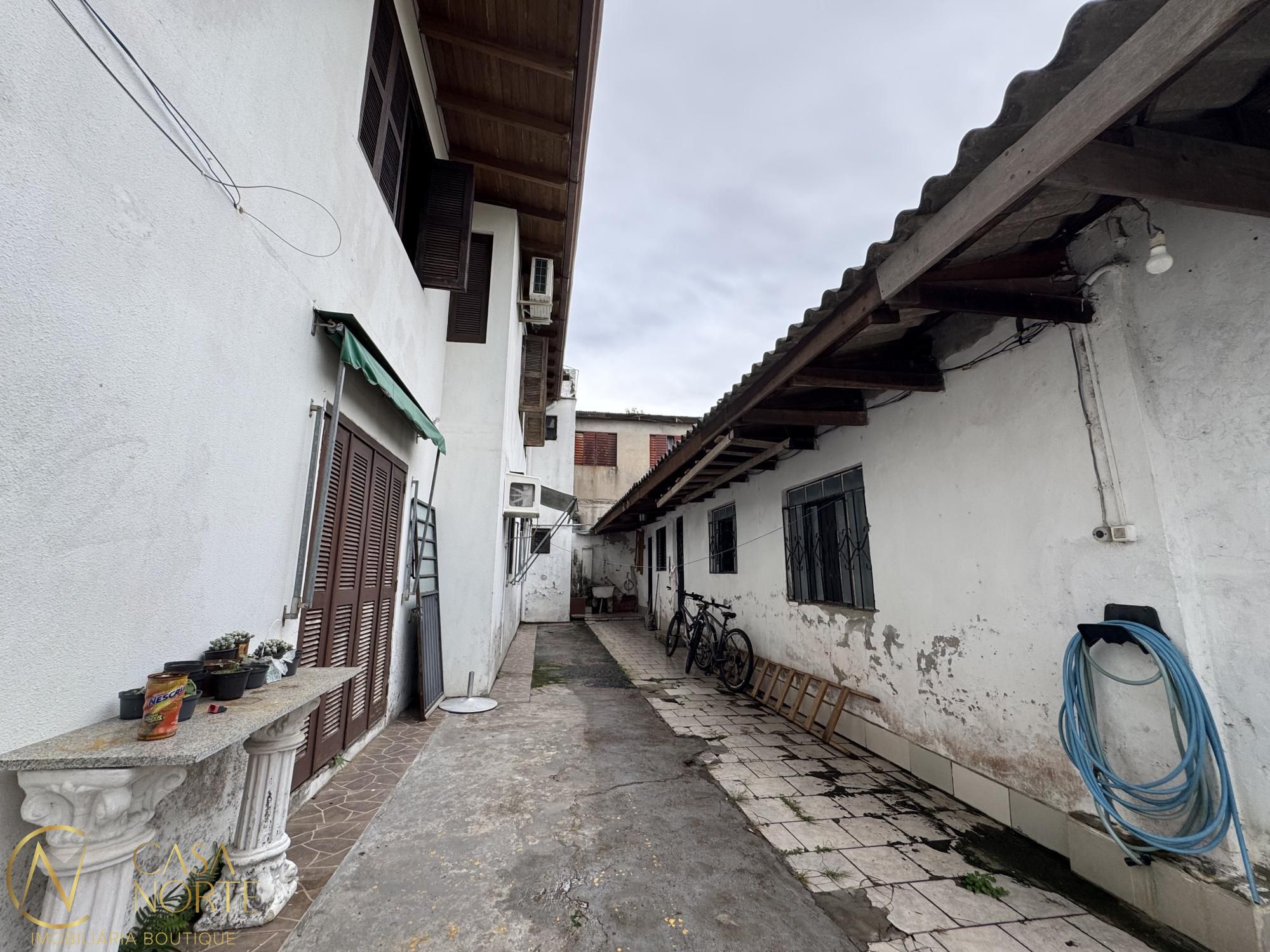 Casa à venda com 6 quartos, 420m², 2 suítes, 8 vagas, Rua Upamaroti no bairro Cristal em Porto Alegre