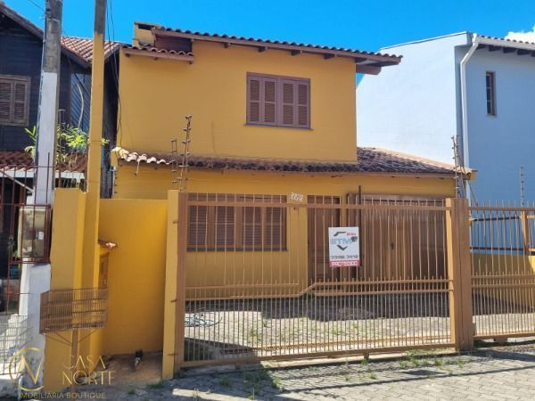 Sobrado à venda com 3 quartos, 155m², 1 suíte, 4 vagas, Rua Giobatta Giuseppe Petracco no bairro Vila Nova em Porto Alegre