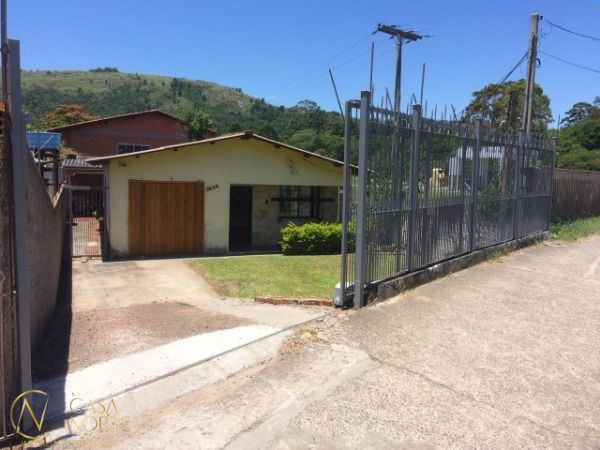 Terreno à venda  com 330m², Avenida Juca Batista no bairro Cavalhada em Porto Alegre