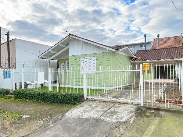 Casa à venda com 2 quartos, 200m², 2 vagas, Rua Osório Mendes Ouriques no bairro Guarujá em Porto Alegre