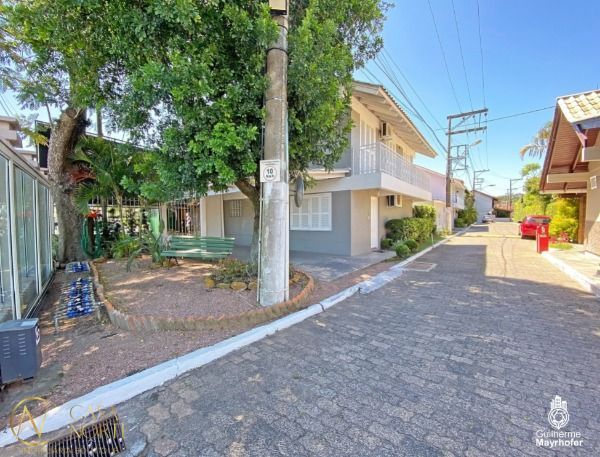 Casa à venda com 4 quartos, 208m², 2 suítes, Avenida Juca Batista no bairro Cavalhada em Porto Alegre