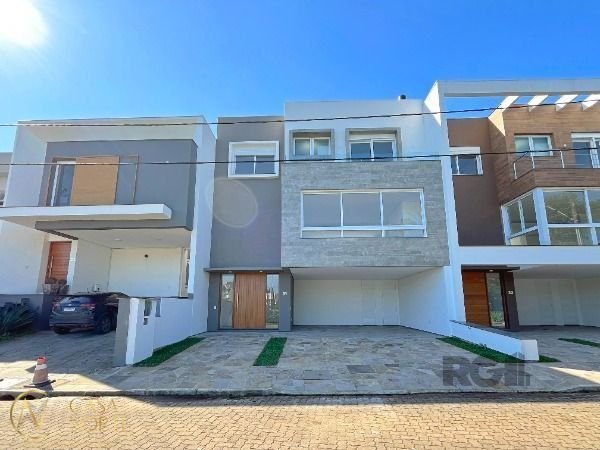 Casa de Condomínio à venda com 3 quartos, 254m², 3 suítes, 2 vagas, Rua Ivo Walter Kern no bairro Hípica em Porto Alegre