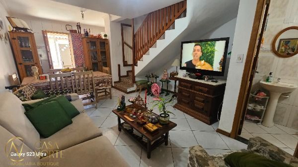 Casa à venda com 2 quartos, 132m², 1 suíte, 2 vagas, Rua Santos Zottis no bairro Hípica em Porto Alegre