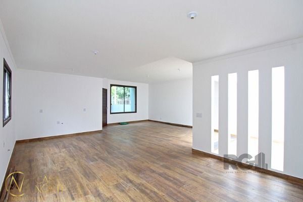 Casa à venda com 3 quartos, 212m², 1 suíte, 6 vagas, Rua dos Guenoas no bairro Guarujá em Porto Alegre
