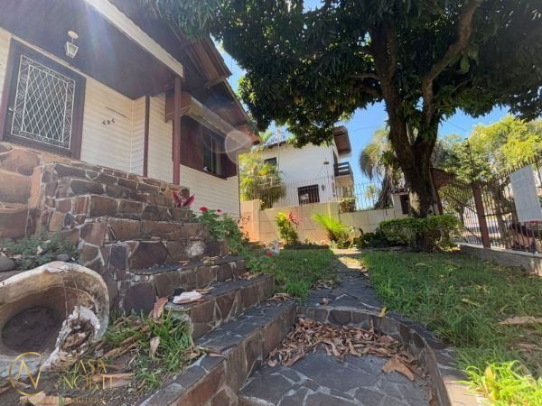 Casa à venda com 3 quartos, 190m², 5 vagas, Rua Camaquã no bairro Camaquã em Porto Alegre