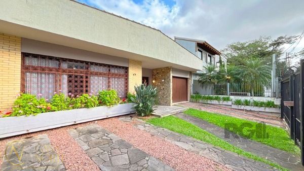 Casa à venda com 5 quartos, 320m², 3 suítes, 8 vagas, Rua Manoel Leao no bairro Ipanema em Porto Alegre