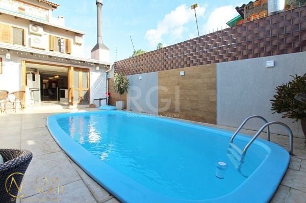 Casa à venda com 4 quartos, 230m², 1 suíte, 3 vagas, Rua Ladislau Neto no bairro Ipanema em Porto Alegre