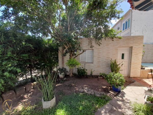 Casa à venda com 3 quartos, 136m², 1 suíte, 2 vagas, Rua Mura no bairro Guarujá em Porto Alegre