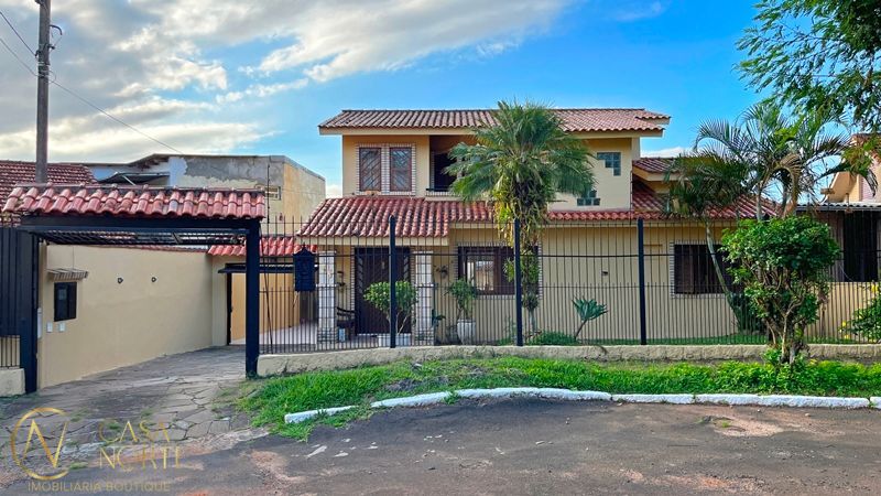 Casa à venda com 3 quartos, 211m², 1 suíte, 4 vagas, Acesso dos Gerânios no bairro Santa Tereza em Porto Alegre