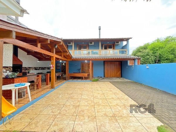 Casa à venda com 4 quartos, 399m², 1 suíte, 6 vagas, Rua Jerolomo Minuzo no bairro Vila Nova em Porto Alegre