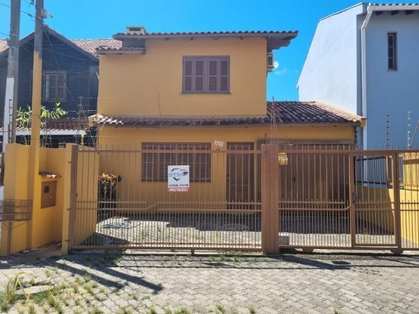 Sobrado à venda com 3 quartos, 155m², 1 suíte, 4 vagas, Rua Giobatta Giuseppe Petracco no bairro Vila Nova em Porto Alegre