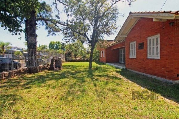 Casa à venda com 6 quartos, 430m², 2 suítes, 4 vagas, Rua Comendador Castro no bairro Ipanema em Porto Alegre