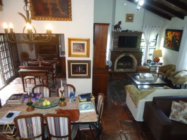 Casa à venda com 3 quartos, 252m², 2 vagas, Rua Conselheiro Xavier da Costa no bairro Ipanema em Porto Alegre