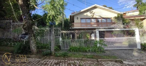 Casa à venda com 5 quartos, 430m², 1 suíte, 5 vagas, Rua Doutor David de Azevedo Gusmao no bairro Jardim Isabel em Porto Alegre