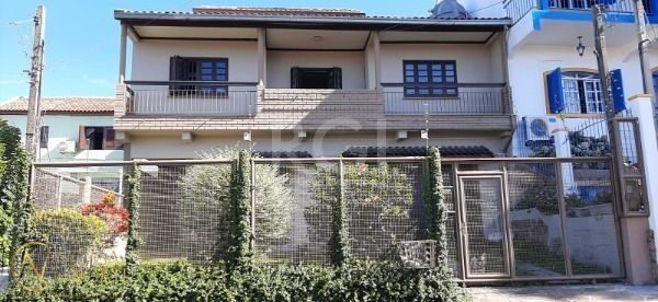 Sobrado à venda com 3 quartos, 246m², 1 suíte, 2 vagas, Rua Angelo Passuelo no bairro Vila Nova em Porto Alegre