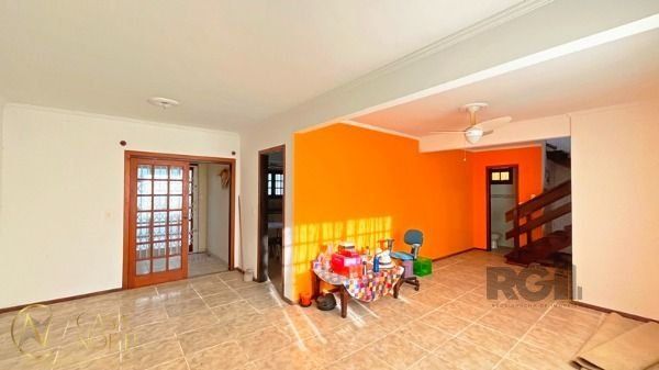 Casa à venda com 3 quartos, 320m², 1 suíte, 3 vagas, Rua Kyve T. Knijnik no bairro Espírito Santo em Porto Alegre