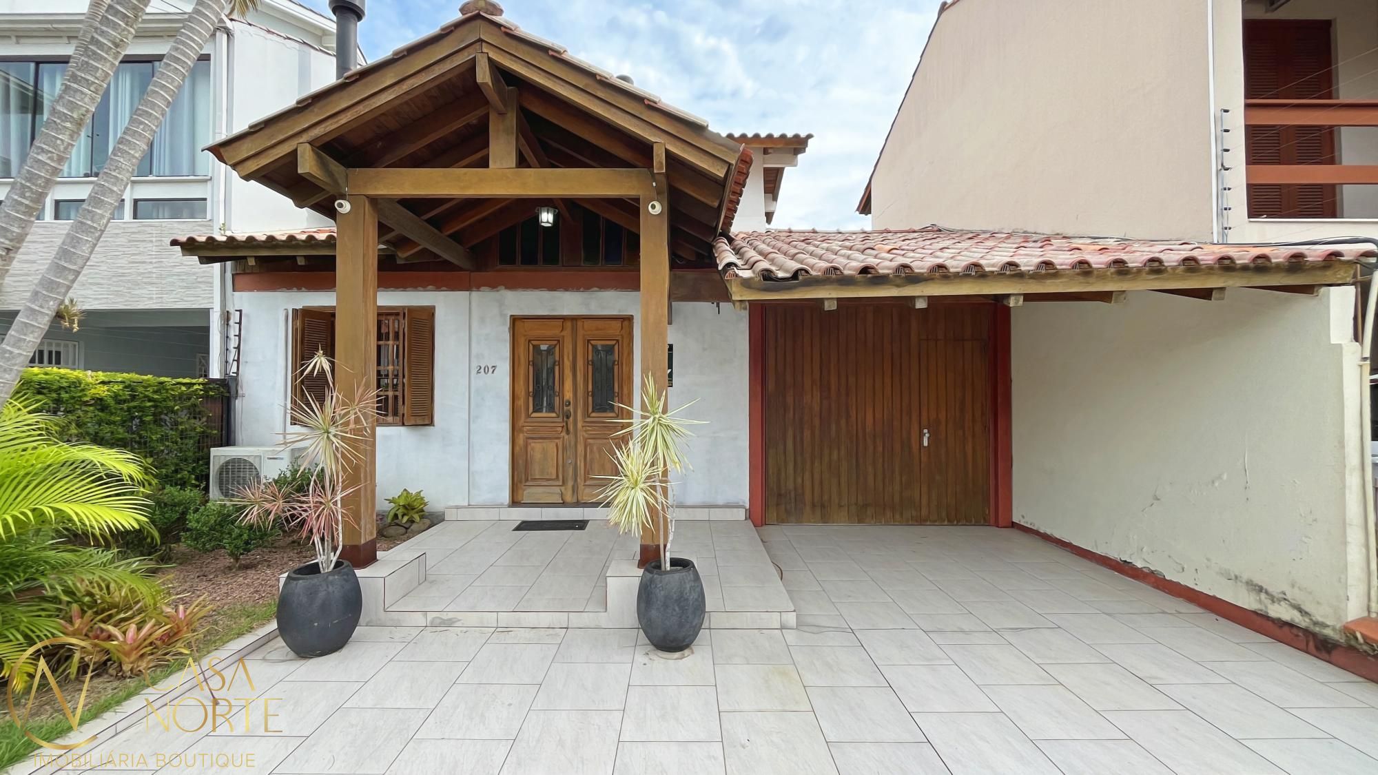 Casa à venda com 4 quartos, 178m², 2 suítes, 4 vagas, Rua Engenheiro Otacílio Oliveira no bairro Ipanema em Porto Alegre