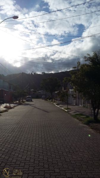 Casa à venda com 3 quartos, 125m², 1 suíte, 3 vagas, Rua Therezinha Rocha da Silva no bairro Hípica em Porto Alegre