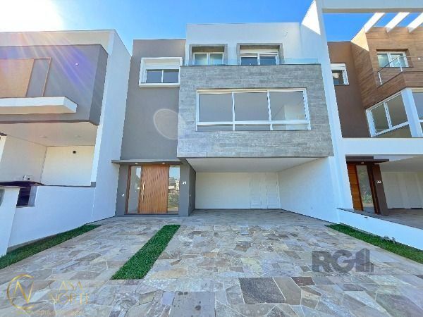 Casa de Condomínio à venda com 3 quartos, 254m², 3 suítes, 2 vagas, Rua Ivo Walter Kern no bairro Hípica em Porto Alegre