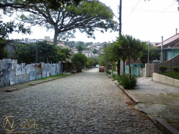Terreno à venda  com 719m², Rua Silverio Souto no bairro Teresópolis em Porto Alegre