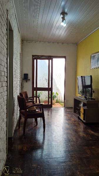 Casa à venda com 3 quartos, 85m², 1 vaga, Rua Capao da Canoa no bairro Ipanema em Porto Alegre