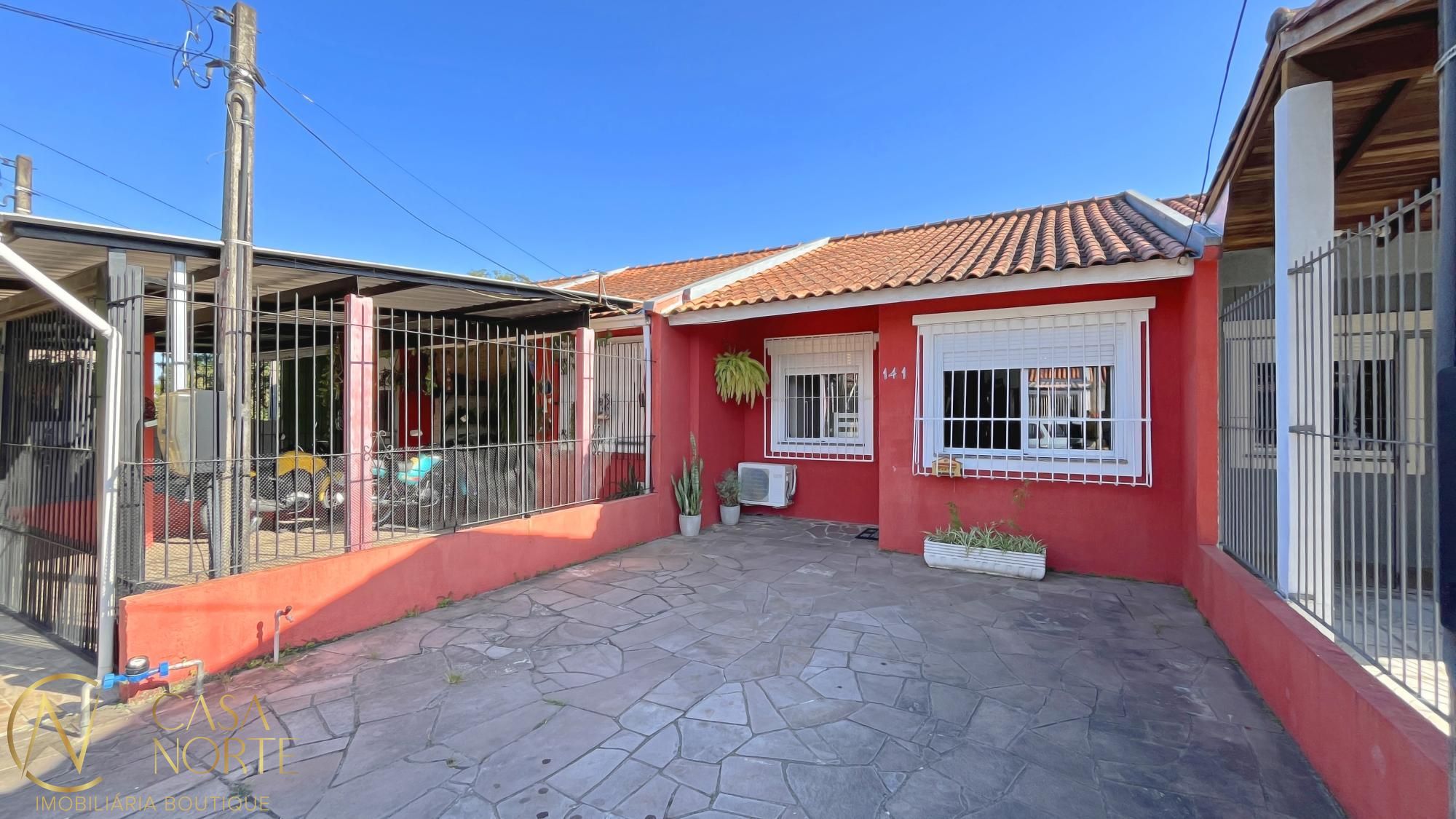Casa à venda com 2 quartos, 43m², 1 vaga, Rua Padre Henrique Pauquet no bairro Hípica em Porto Alegre