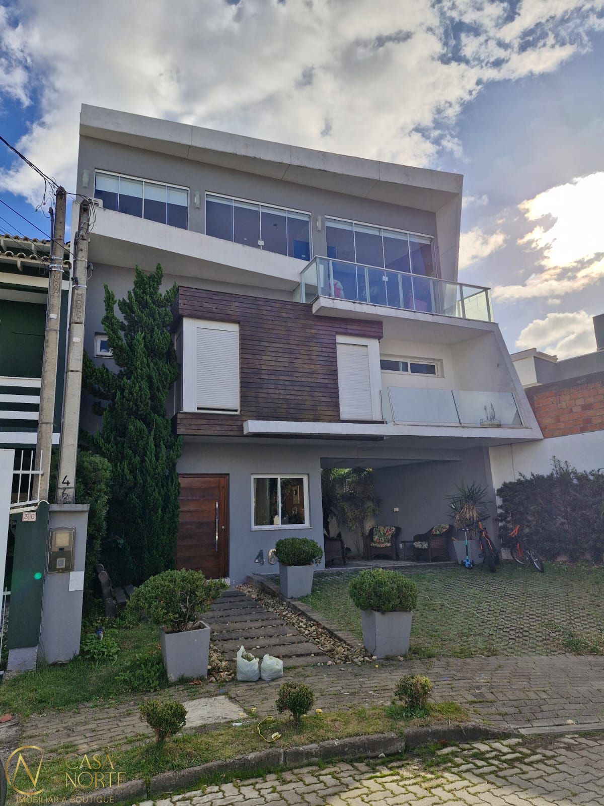 Casa à venda com 3 quartos, 224m², 3 suítes, 2 vagas, Rua Major Aviador Falcão no bairro Hípica em Porto Alegre