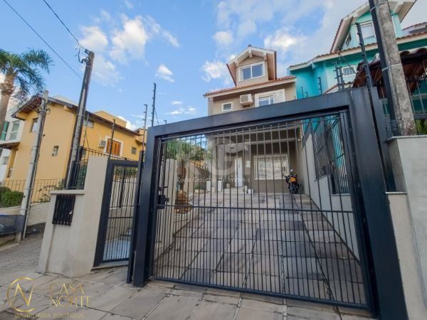 Casa à venda com 3 quartos, 159m², 1 suíte, 4 vagas, Rua Padre João Batista Reus no bairro Vila Conceição em Porto Alegre
