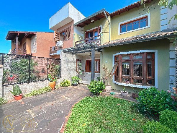 Casa à venda com 3 quartos, 140m², 1 suíte, 2 vagas, Rua Irany de Oliveira Santanna no bairro Hípica em Porto Alegre
