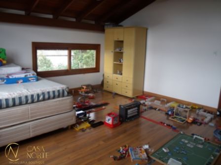 Casa à venda com 3 quartos, 300m², 1 suíte, 4 vagas, Estrada das Furnas no bairro Vila Nova em Porto Alegre