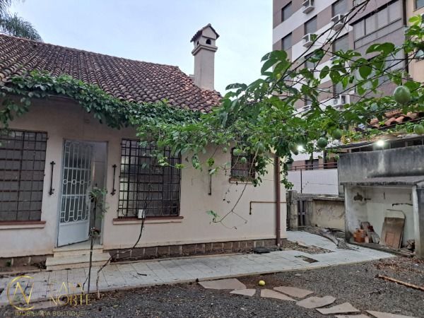 Casa à venda com 4 quartos, 229m², 1 suíte, 2 vagas, Rua General Couto de Magalhaes no bairro São João em Porto Alegre