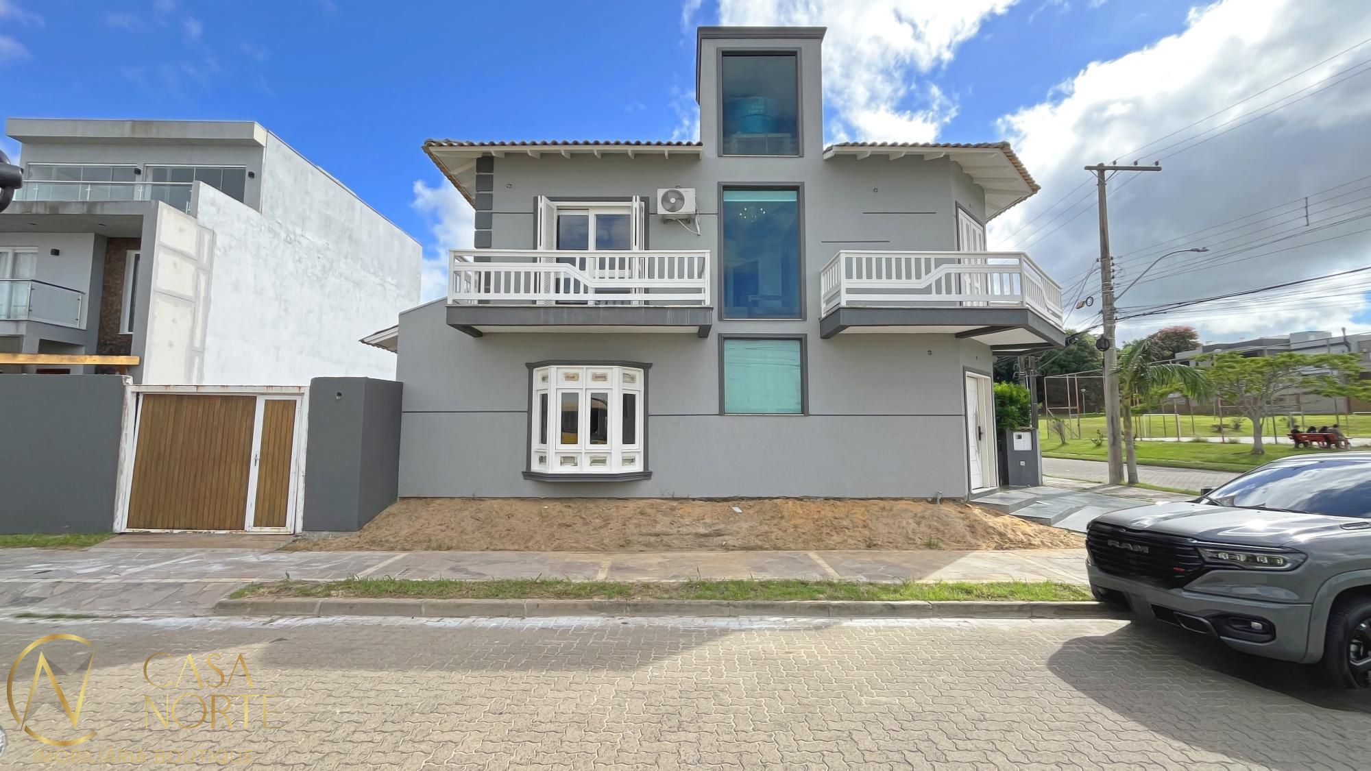 Casa à venda com 3 quartos, 140m², 1 suíte, 2 vagas, Rua Ivo Walter Kern no bairro Hípica em Porto Alegre