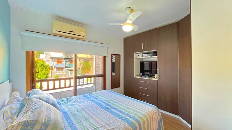 Casa à venda com 2 quartos, 130m², 2 suítes, 2 vagas, Rua Itacyr Rossi no bairro Guarujá em Porto Alegre