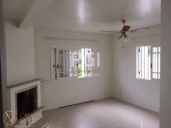 Casa de Condomínio à venda com 3 quartos, 190m², 1 suíte, 3 vagas, Avenida Edgar Pires de Castro no bairro Aberta dos Morros em Porto Alegre
