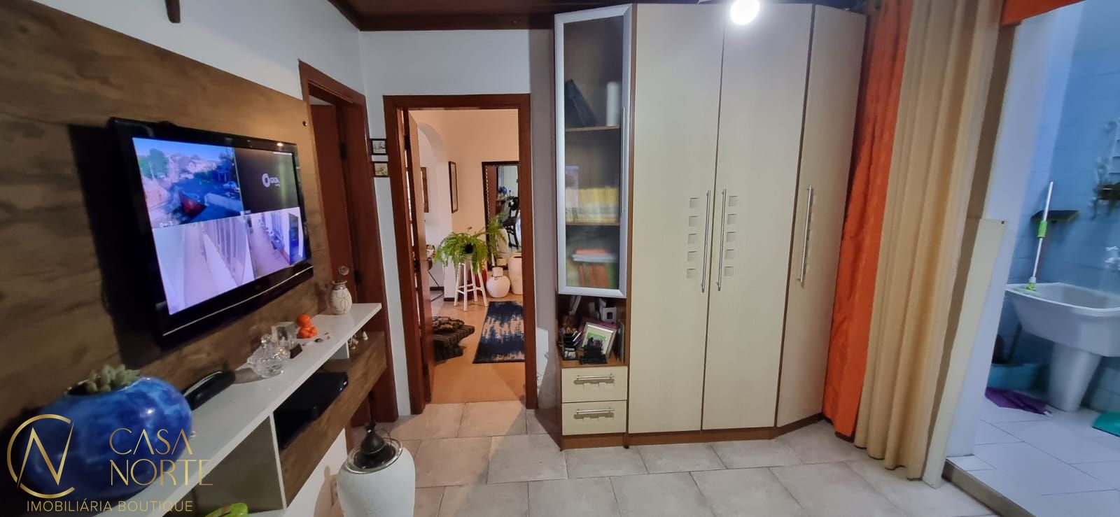 Casa à venda com 3 quartos, 400m², 2 suítes, 6 vagas, Rua Martim Minaberry no bairro Partenon em Porto Alegre