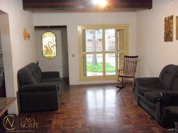 Casa à venda com 4 quartos, 275m², 2 vagas, Rua Urussanga no bairro Guarujá em Porto Alegre